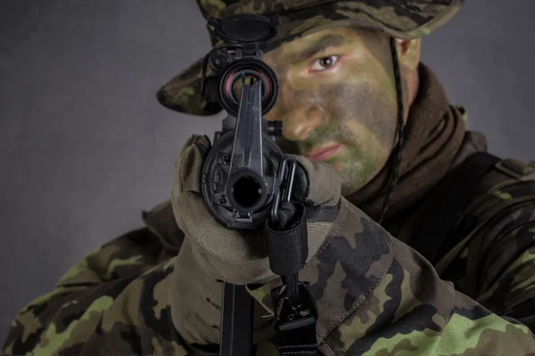 Soldat in Tarnung und moderner Waffe. — Stockfoto