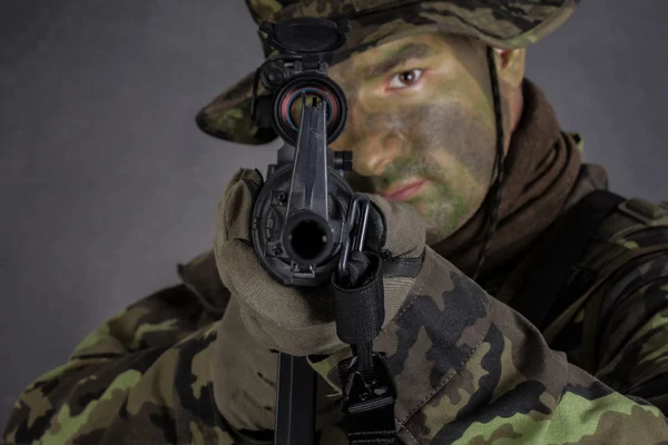 Soldat en camouflage et arme moderne M4 . — Photo