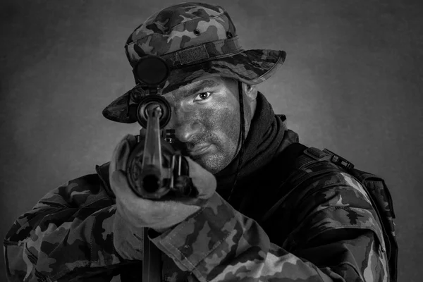 Soldado en camuflaje y arma moderna M4 . — Foto de Stock
