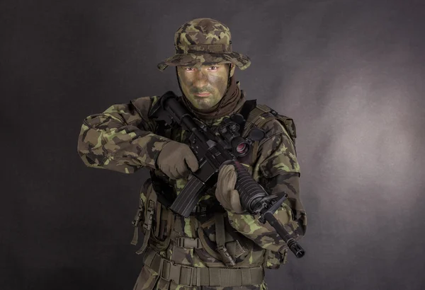 Soldat en camouflage et arme moderne M4 . — Photo