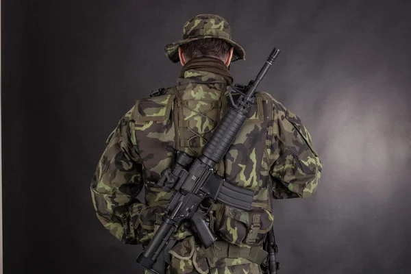 Soldado en camuflaje y arma moderna M4 . — Foto de Stock