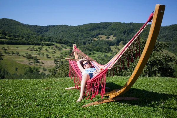 Young female relaxing in a hammock — Stock Photo, Image
