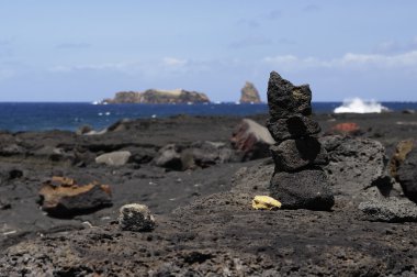 küçük bir taş yığını, pico adası kıyısı.
