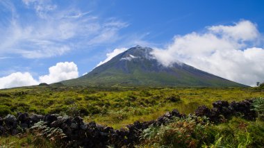 Portekiz en yüksek dağ üzerinde göster