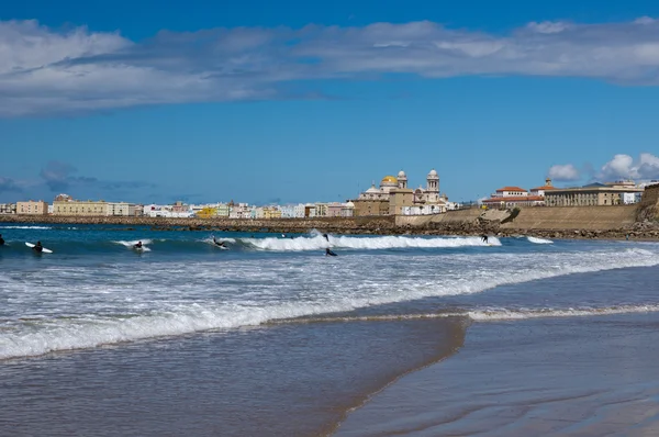 Surfistas na praia ventosa de Cádiz — Fotografia de Stock