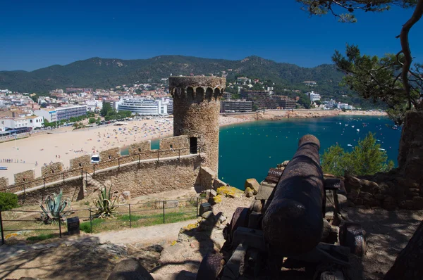 Medieval cannon defending the old fortress in Tossa de Mar, Costa Brava, Spain — Stock Photo, Image