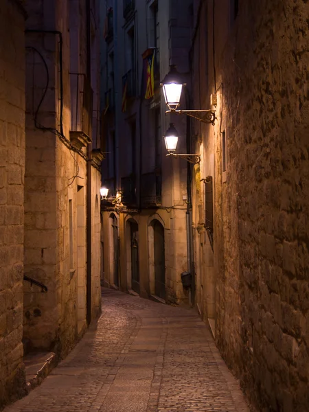 到了晚上，西班牙北部中世纪赫罗纳 图库照片