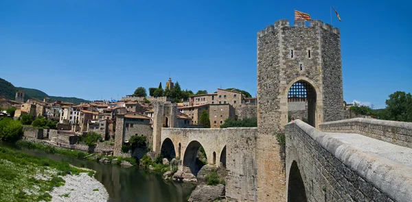 El puente fortificado medieval en Besalu, España . — Foto de Stock