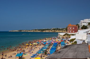 Yaz aylarında kalabalık plaj sahil algarve, Portekiz üzerinde