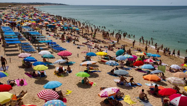 Zatłoczonej plaży latem na wybrzeżu algarve, Portugalia — Zdjęcie stockowe