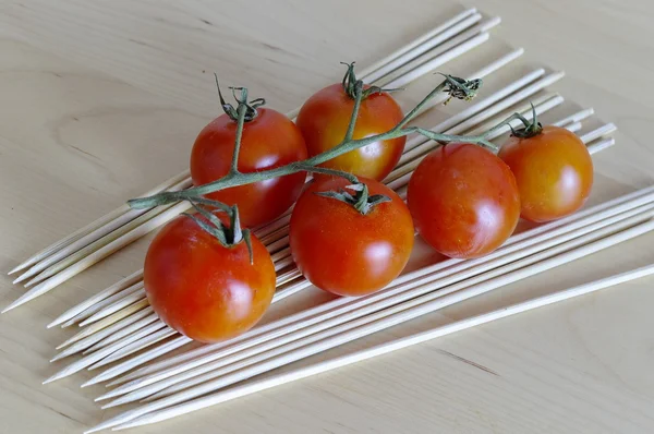 Tomates cereja no ramo — Fotografia de Stock