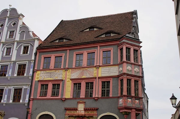 美丽的文艺复兴时期建筑与典型的那个时期的日晷和特定的 ratsapotheke 中的眼睛形状的窗口。位于旧城的哥利兹，德国 — 图库照片