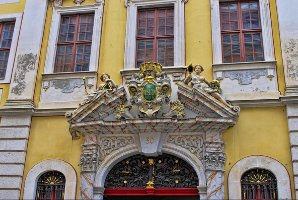 Het prachtige renaissance decoren bovenstaande aangaan poort met museum in goerlitz, Duitsland — Stockfoto