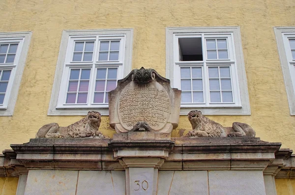 Das Renaissance-Dekor über dem Tor zum Mietshaus in Görlitz — Stockfoto
