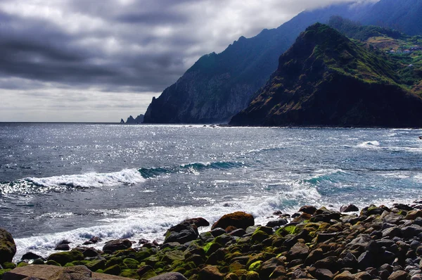 Spiaggia nella città di Ponta Delgada, isola di Madeira, Portogallo — Foto Stock