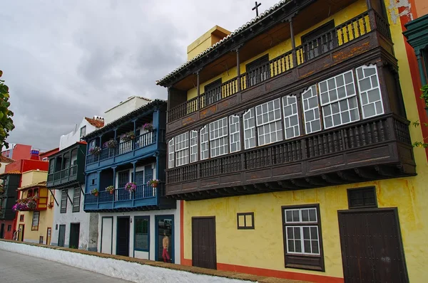 Moradias coloridas no centro da ilha de Santa Cruz de La Palma, Canária, Espanha — Fotografia de Stock