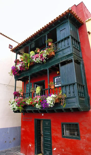 Moradias coloridas no centro da ilha de Santa Cruz de La Palma, Canária, Espanha — Fotografia de Stock
