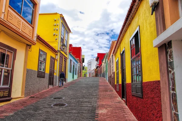 Bunte Reihenhäuser im Zentrum von tazacorte la palma, kanarische Insel, Spanien — Stockfoto