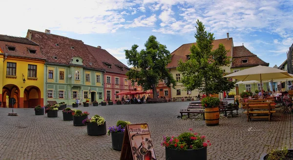 Sighisoara - la ciudad donde nació Vlad Tepes-Draculea. Transilvania, Rumanía — Foto de Stock