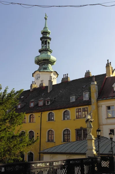 Visa från bron i Bratislavas gamla stad, Slovakien — Stockfoto