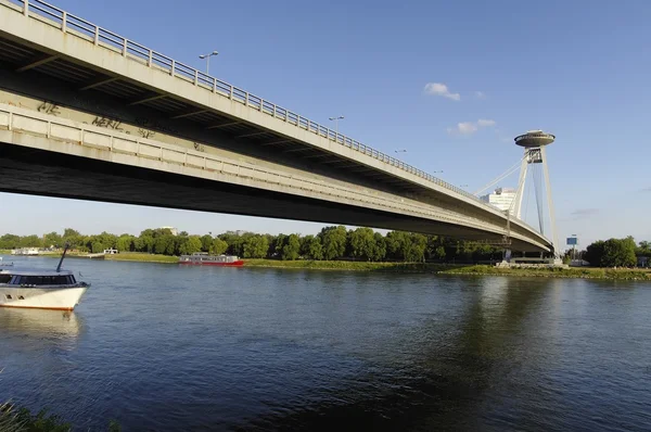 Ponte moderno a Bratislava - Capitale della Repubblica Slovacca — Foto Stock