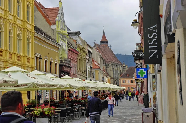 ब्रासोव, रोमानिया 18 जून 2014: पर्यटक 18 जून को ब्रासोव के पुराने शहर का दौरा करते हैं। शहर रोमानिया का 7वां सबसे अधिक आबादी वाला शहर है, शहर रोमानिया के राष्ट्रीय गान के जन्मस्थान के रूप में जाना जाता है . — स्टॉक फ़ोटो, इमेज