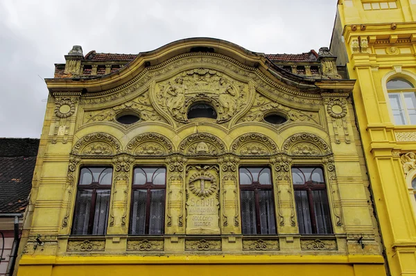 Tenement case nella città vecchia di Brasov. La città con 253.200 abitanti è la settima città più popolosa della Romania — Foto Stock