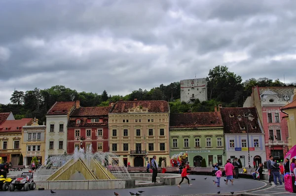 BRASOV, ROMANIA - 18 de junio de 2014: Los turistas visitan el casco antiguo de Brasov el 18 de junio. La ciudad es la séptima ciudad más poblada de Rumania, la ciudad es conocida como el lugar de nacimiento del himno nacional de Rumania . —  Fotos de Stock