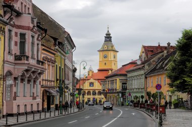 Brasov, Romanya - 18 Haziran 2014: turist ziyaret sütyen eski şehir