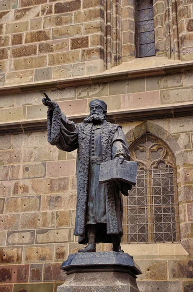 Estátua Johannes Honterus em Brasov, Romênia. Ele foi um humanista renascentista, teólogo e o principal reformador luterano na Transilvânia . — Fotografia de Stock