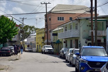 SPEIGHTSTOWN, BARBADOS; 22 Şubat 2020: Speightstown 'daki ana caddedeki insanlar, Barbados, Karayip Adaları' nın batı kıyısındaki büyük kasabalardan biri.