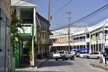 SPEIGHTSTOWN, BARBADOS; 22 Şubat 2020: Speightstown 'daki ana caddedeki insanlar, Barbados, Karayip Adaları' nın batı kıyısındaki büyük kasabalardan biri.