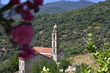 SANTA MARIA, CORSICA, FRANCE; 10 Ağustos 2020: Santa Maria Figaniedda Kilisesi - küçük dağ köyü Viggiano cemaatine aittir. Korsika 'nın güneyi. Fransa