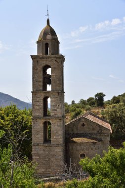 SANTA MARIA, CORSICA, FRANCE; 10 Ağustos 2020: Santa Maria Figaniedda Kilisesi - küçük dağ köyü Viggiano cemaatine aittir. Korsika 'nın güneyi. Fransa