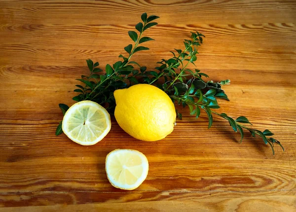 Ahşap arka planda Limon 