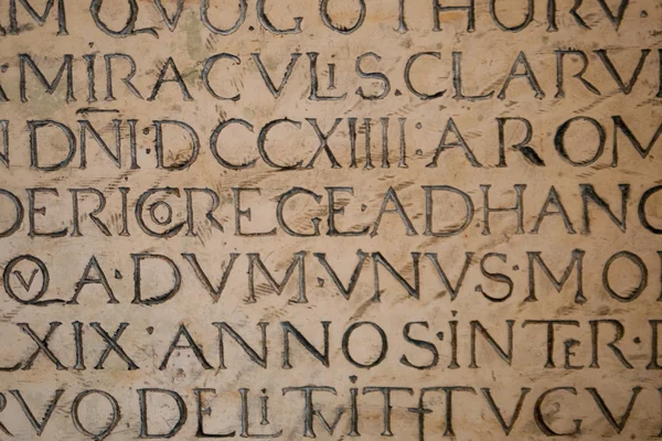 돌에 새겨진 오래 된 중세 라틴어 비문 스톡 이미지