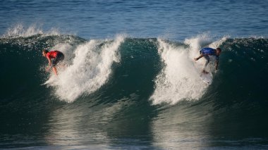 Peniche, Portekiz - 13 Ekim: jadson andre (mavi) ve taj yuva (kırmızı) RIP peniche, Portekiz 13 Ekim 2012 pro peniche 2012 curl