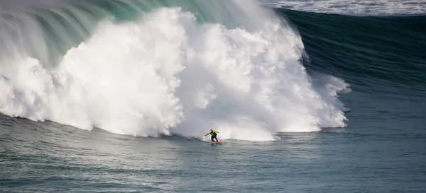 nazare, Portekiz - 14 Kasım: garret mcnamara zon Kuzey Kanyon 2012 14 Kasım 2012 de nazare, Portekiz