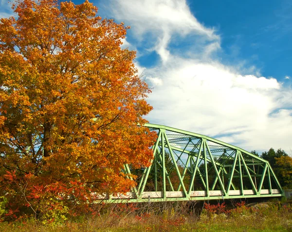 Brug in het najaar van — Stockfoto