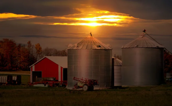 Sonnenuntergang auf einem Bauernhof — Stockfoto