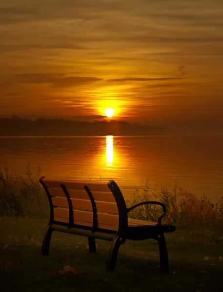 Banco e pôr do sol — Fotografia de Stock