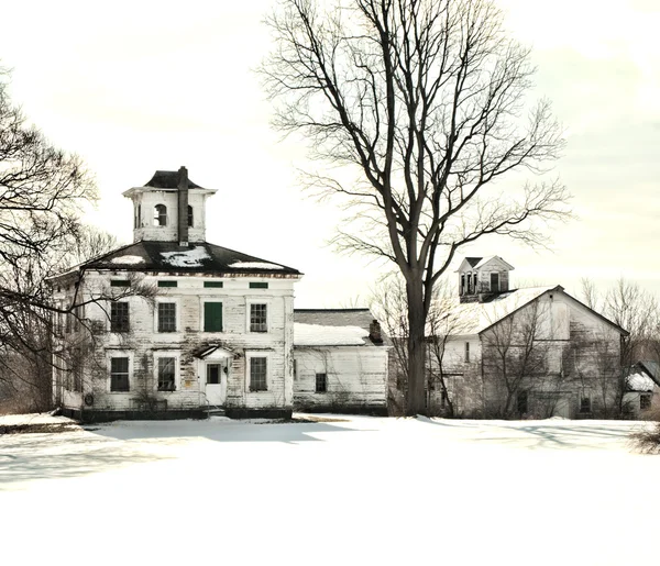 Verlassenes altes Bauernhaus — Stockfoto