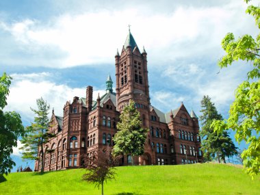 bir tepe üzerinde kale