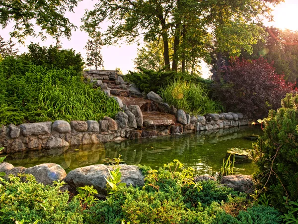 Gartenwasserfall — Stockfoto