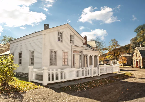 Huis met witte piket hek — Stockfoto