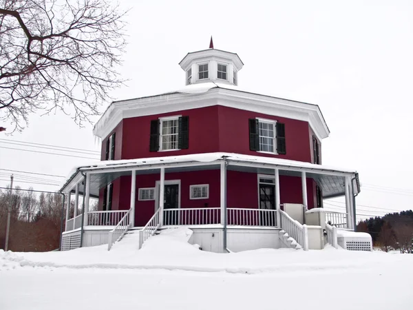 Octagon shaped house — Stock Photo, Image