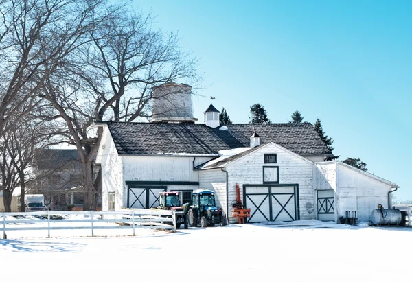 Schuur in de winter — Stockfoto