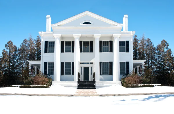 Bílé elegantní domov — Stock fotografie