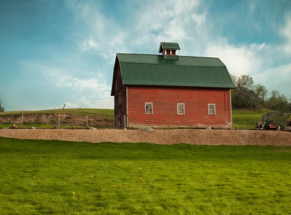 Red barn — Stock Photo, Image