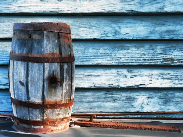 Oud Eiken Vat Voor Een Geschilderde Blauwe Houten Muur — Stockfoto